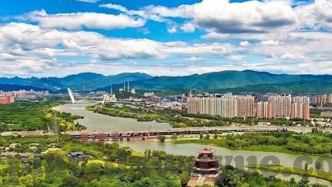 巨臀中文字幕一区二区-巨臀中文字幕一区二区，网络文化的双刃剑